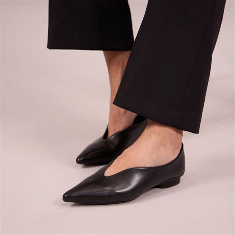 Pointed Toe Wavy Black Ballet – The CAI Store