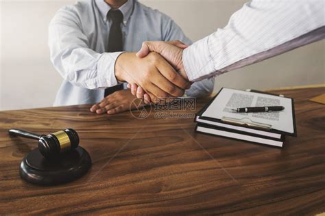 贷款律师咨询顾问和客户在办公室内握手金融合法的高清图片下载-正版图片308039730-摄图网