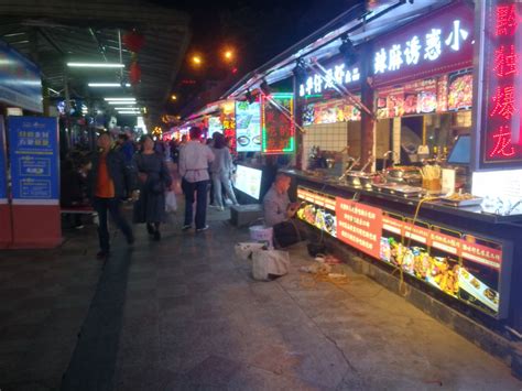 九江学院对面美食街的流动美食车白天堆放在垃圾一起,晚上推出来卖含有垃圾细菌的食品 - 哔哩哔哩