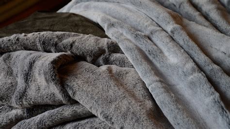 Luxury Frosted Faux Fur Throws | Blankets | Natural Bed Company