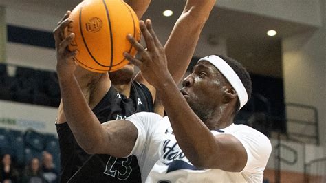 Monmouth University hoops: win at home over William & Mry