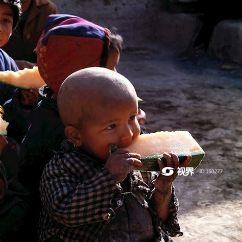 喀什吃西瓜的维吾尔族小孩 图片 | 轩视界