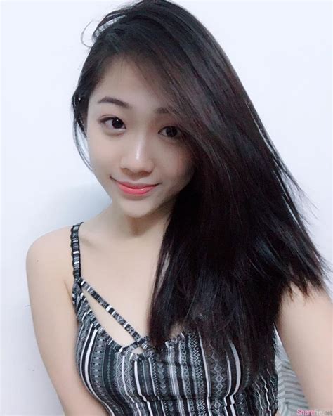 大马超正学姐Jiayi陈，100分笑容，包包吊带出卖好身材