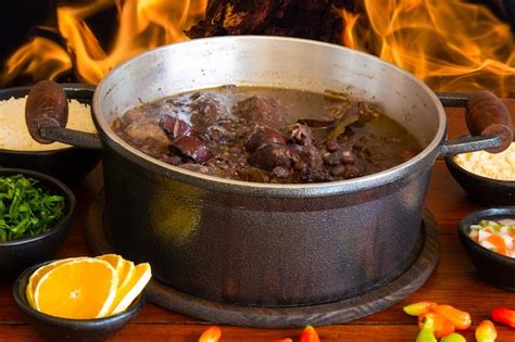 Feijoada tradicional prato brasileiro | Foto Premium