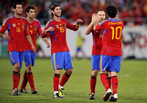 图文-[热身赛]西班牙3-2智利 西班牙队员庆祝胜利_国际足球-西班牙_新浪竞技风暴_新浪网
