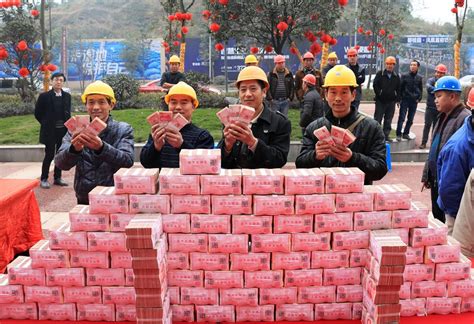 1000万元农民工工资集中发放 现金堆成“小山”__上海热线新闻频道