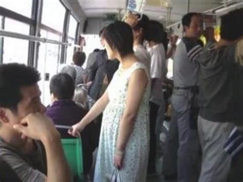 孕妈挤公交车遭众人吐槽：“穷得连车都打不起，还要什么孩子？”_孕妇