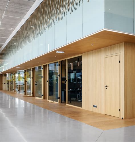 Glass partitions in the LOUDA Auto showroom | Partitions and movable walls