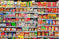 scaffali supermercato tagliatelle istantanee sugli scaffali supermercato scaffali supermercato tagliatelle istantanee sugli scaffali supermercato