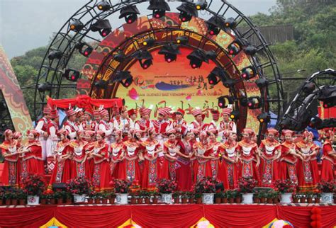 广西桂林：师生同跳起竹竿舞 欢庆壮族“三月三”-人民图片网