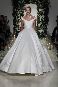 Modern Wedding Gowns by Simple Wedding Gowns For The Minimalist Modern Wedding Modern Wedding Gowns