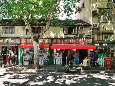 上海街巷里“小店经济”释放消费复苏暖意，一季度上海新增特色小店3万余家