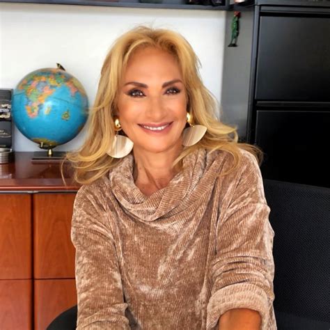 Adela Micha posa con mucha seguridad en bikini a sus 57 años