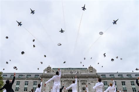 Navy Graduation Parade 的图像结果