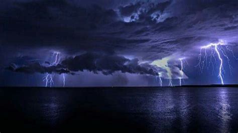Lightning Over Water 的图像结果