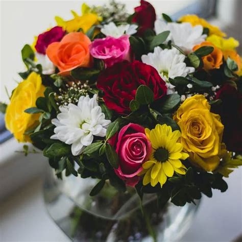 Send Stunning Mixed Roses N Gerberas Glass Vase Arrangement Online ...