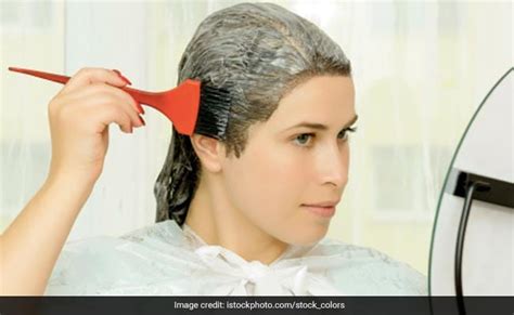 Hair Color के बाद लगा रह गया है स्कैल्प में रंग तो इन तरीकों से छुड़ाएं ...