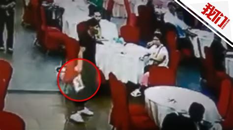 广州一男子持菜刀冲进酒店砍人 被保安食客合力制服_手机新浪网