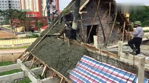 实拍斜坡屋顶浇筑水泥的过程，看师傅用混凝土泵浇灌制作斜面屋顶的成果如何