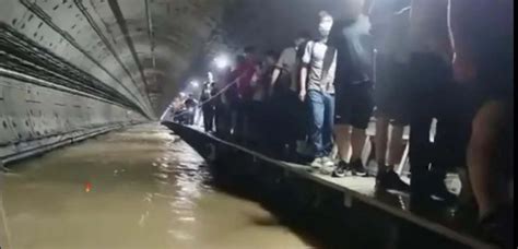郑州地铁5号线被困人员口述：车厢外水有一人多高，车厢内缺氧