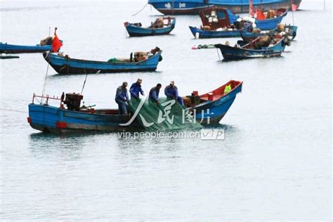 蓝领工人海划船工作的渔民高清图片下载-正版图片502072208-摄图网