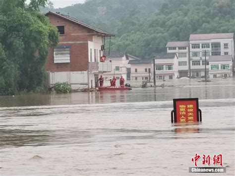 四川达州遭暴雨袭击 救援人员紧急转移被困民众-名城苏州新闻中心