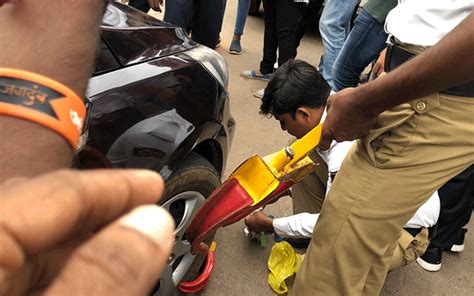 Vehicles owners protest police action against unauthorized parking ...