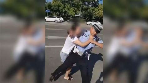 今天火遍潍坊那个辱骂、推搡交警的女车主，被行政拘留！
