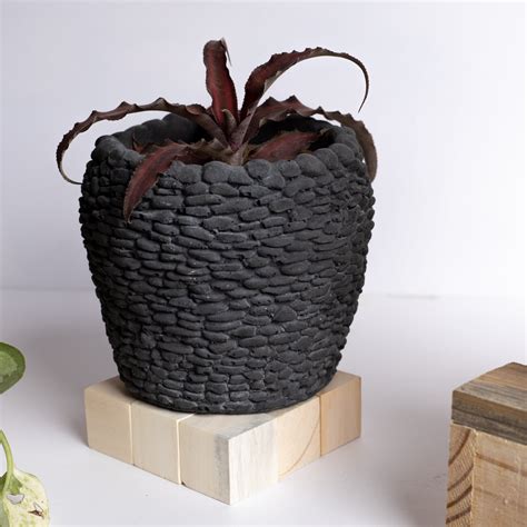 Rocky Random Rubble Black Concrete Planter – Greyt