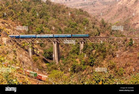 Indian Local Train Image Side View 的图像结果
