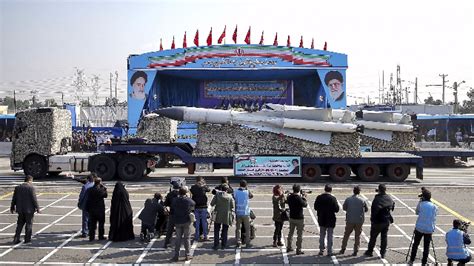 伊朗举行阅兵式庆祝建军节 亮出各种主力武器装备_凤凰网视频_凤凰网