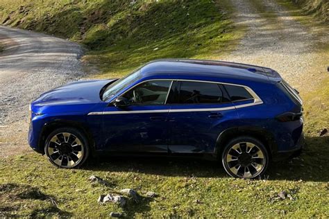 BMW XM: Fotos zeigen Marina Bay Blau mit Gold-Akzenten