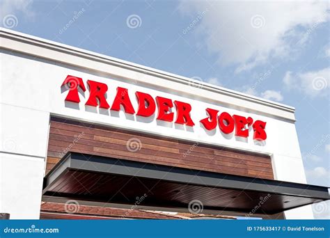 Trader Joe`s sign editorial photography. Image of junk - 175633417