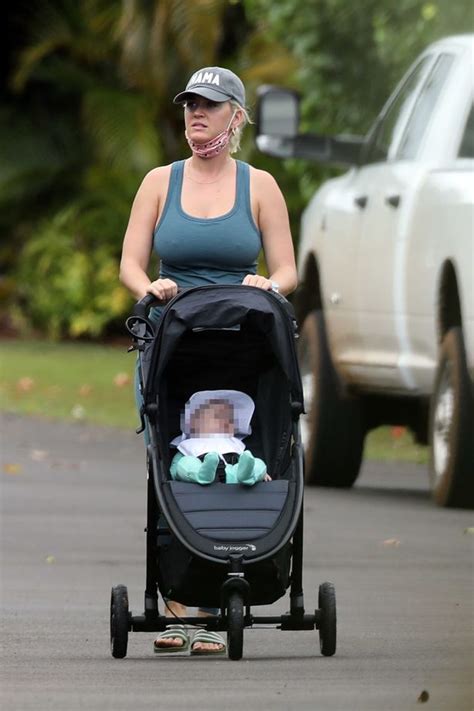 Katy Perry seen for first time with baby Daisy as they take a stroll on ...