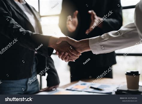Business People Shaking Hands 的图像结果