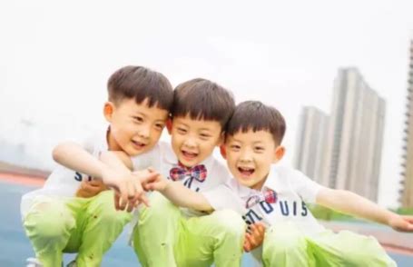 三胞胎男孩街头偶遇三胞胎女孩，两家人：感觉很神奇，很有缘分-桂林生活网新闻中心