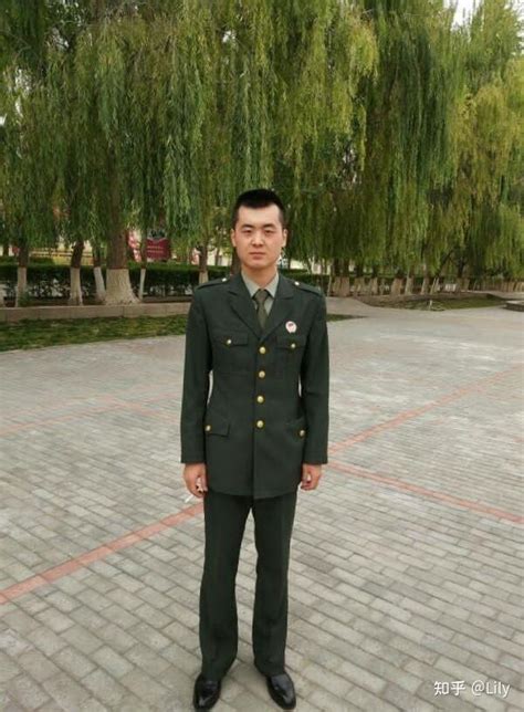 他当兵16年退伍返乡过年，家人车站捧鲜花，拉横幅迎接-搜狐大视野-搜狐新闻