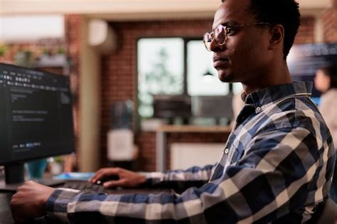 Man Using Phone Side View 的图像结果