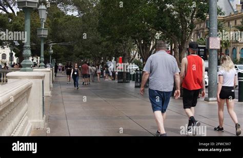 People Walking Away 的图像结果