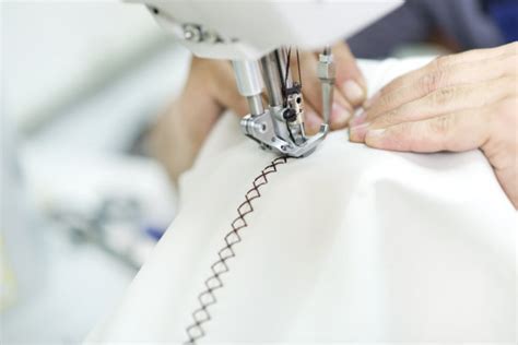女裁缝在服装缝纫合测量织物上工作高清图片下载-正版图片502590754-摄图网