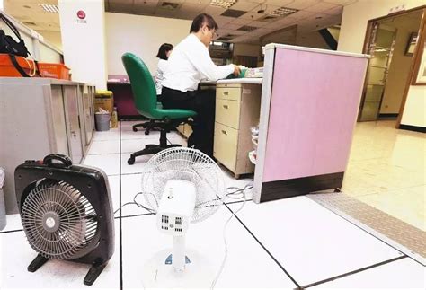 持续高温天气，武汉多家大型商场写字楼限电-度小视