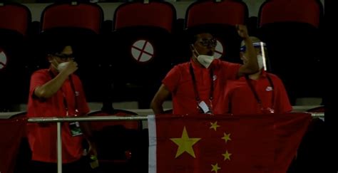 国足vs菲律宾看台出现数名球迷，一直高喊“中国队，加油！”-直播吧zhibo8.cc