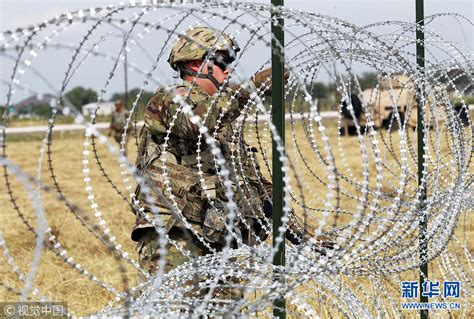 美国士兵部署美墨边境点 铺设铁丝网应对中美洲移民压境-新华网