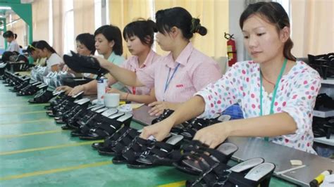 中国工厂实拍，运动鞋制造过程，流水线式作业！_凤凰网视频_凤凰网