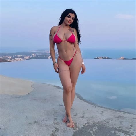Karely Ruiz deslumbra en la playa con bikini rojo - ColorMusic