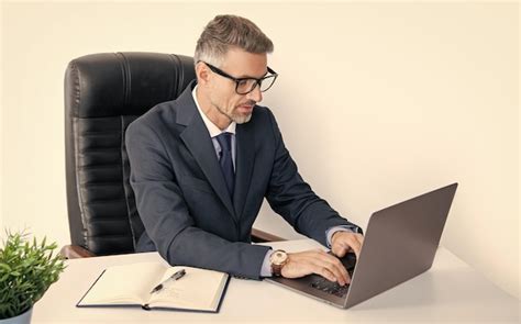 Old Business People 的图像结果