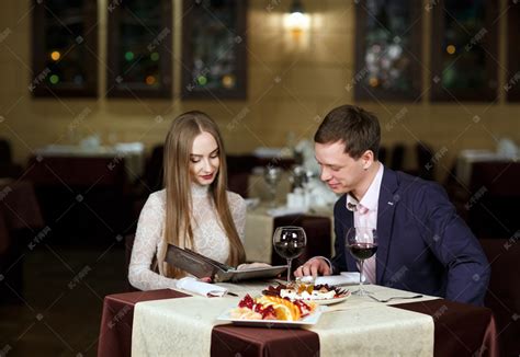 性格开朗夫妇同在一家餐馆的菜单.高清摄影大图-千库网