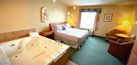 BREEZY OAKS INN & TAVERN (Beausejour) - Inn Reviews, Photos, Rate ...