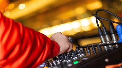 Download wallpaper 3840x2160 dj, hand, equipment, music 4k uhd 16:9 hd ...