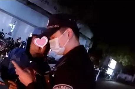 浙江海宁：一位民警在深夜的马路上不停打电话道歉_凤凰网视频_凤凰网